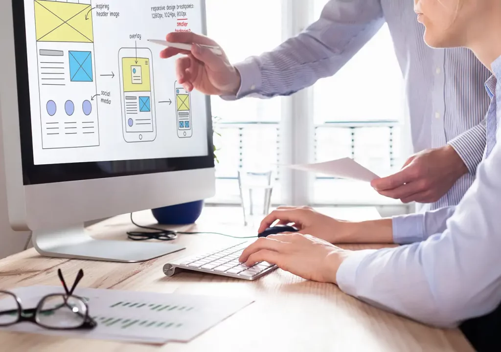 Designer does Wireframing
