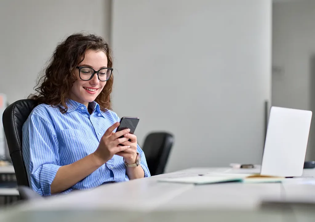 Junge Business-Frau am Smartphone