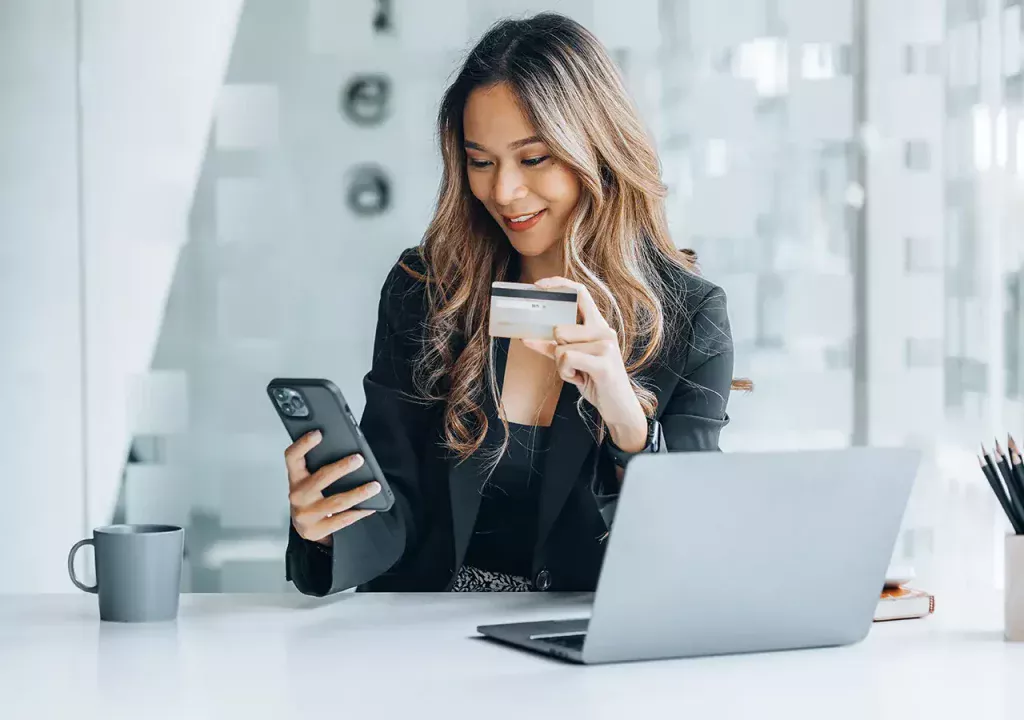 Kundin beim Online-Shopping